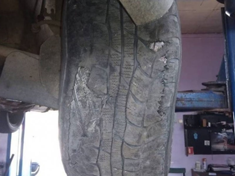 Có nhiều nguyên nhân khiến lốp xe ô tô bị méo. Ảnh: Nguyễn Quỳnh