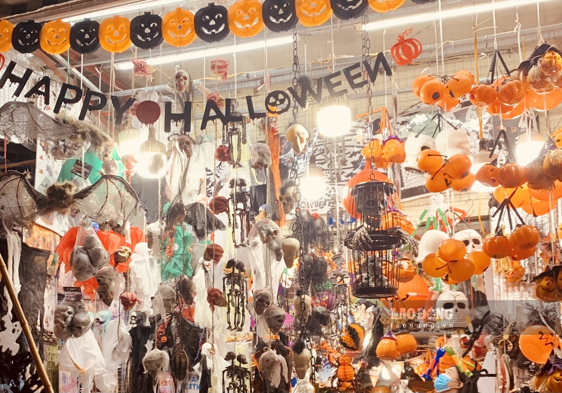 Lễ hội hóa trang Halloween có xuất xứ từ phương Tây, diễn ra vào 31.10 hàng năm. Đây là ngày đánh dấu kết thúc mùa thu và bắt đầu vào đông, đồng thời tưởng nhớ những người đã khuất.