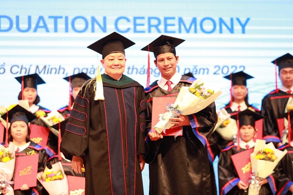 GS.TS Nguyễn Minh Đức - Phó Chủ tịch Hội đồng Khoa học - đào tạo trao bằng tốt nghiệp cho các tân thạc sỹ, tân cử nhân tốt nghiệp loại Giỏi.