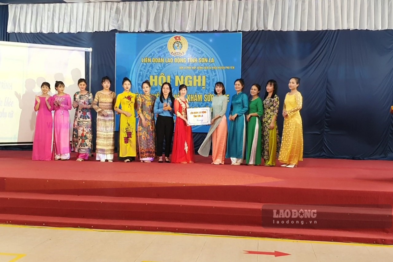 Liên đoàn lao động tỉnh Sơn La đã trao tặng 250 áo dài cho các nữ công nhân Nhà máy may Phù Yên.