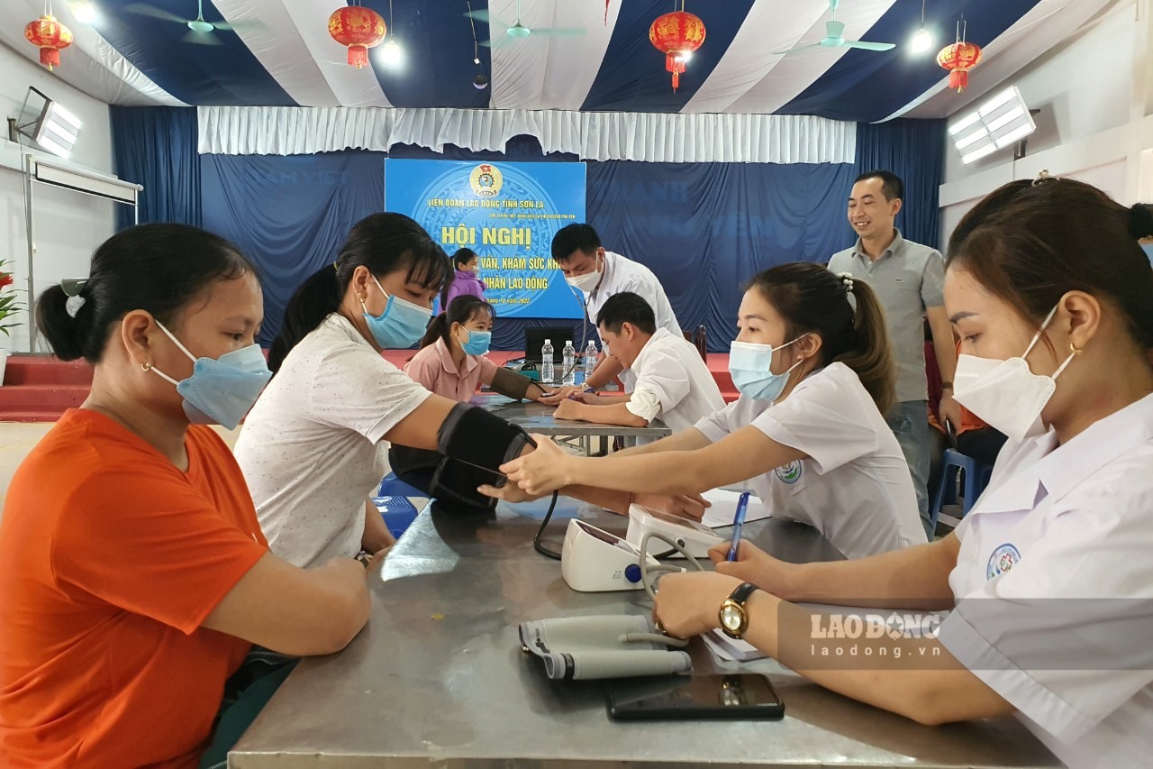 Các nữ công nhân Nhà máy may Phù Yên được các bác sĩ bệnh viện đa khoa huyện Phù Yên tư vấn, khám sức khỏa sinh sản miễn phí.