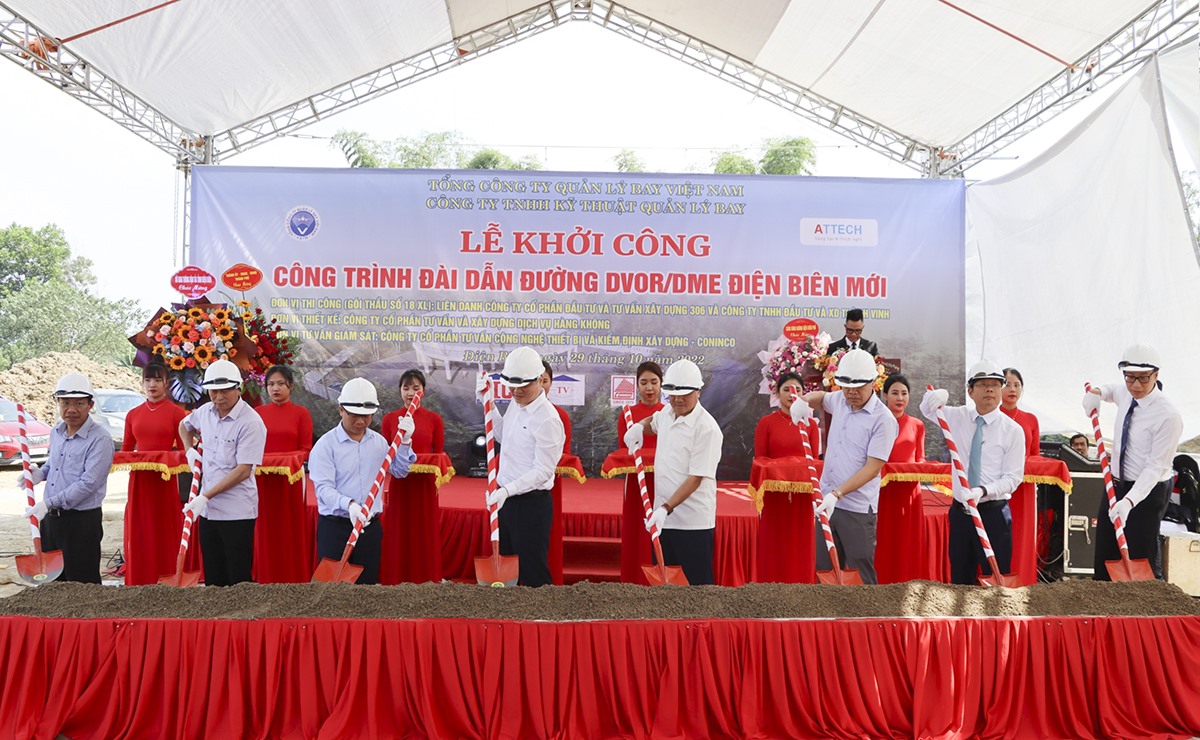 Đại diện lãnh đạo tỉnh Điện Biên, chủ đầu tư khởi công xây dựng Đài dẫn đường DVOR/DME Điện Biên mới. Ảnh: PT