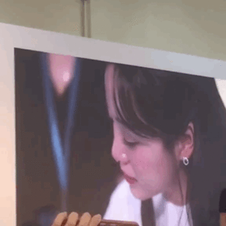 Kim Se Jeong khóc trong buổi giao lưu, ký tặng người hâm mộ Việt Nam. Nguồn: Tiktok.