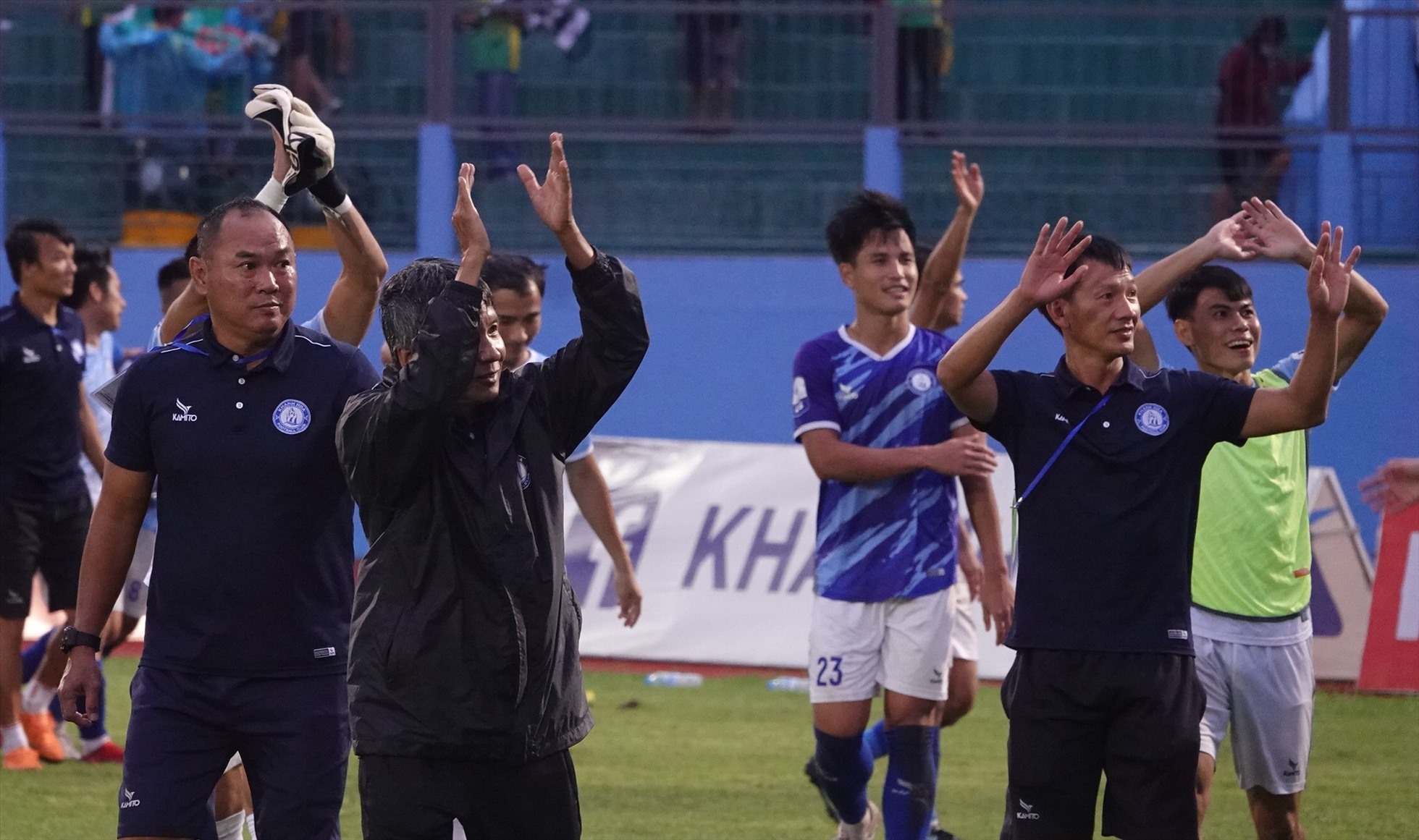 Huấn luyện viên Võ Đình Tân dẫn các cầu thủ một vòng để tri ân cổ động viên nhà. Dưới sự dẫn dắt của ông, Khánh Hòa kết thúc giải với thành tích xuất sắc, khi chỉ thua 2 trận trong suốt mùa giải.
