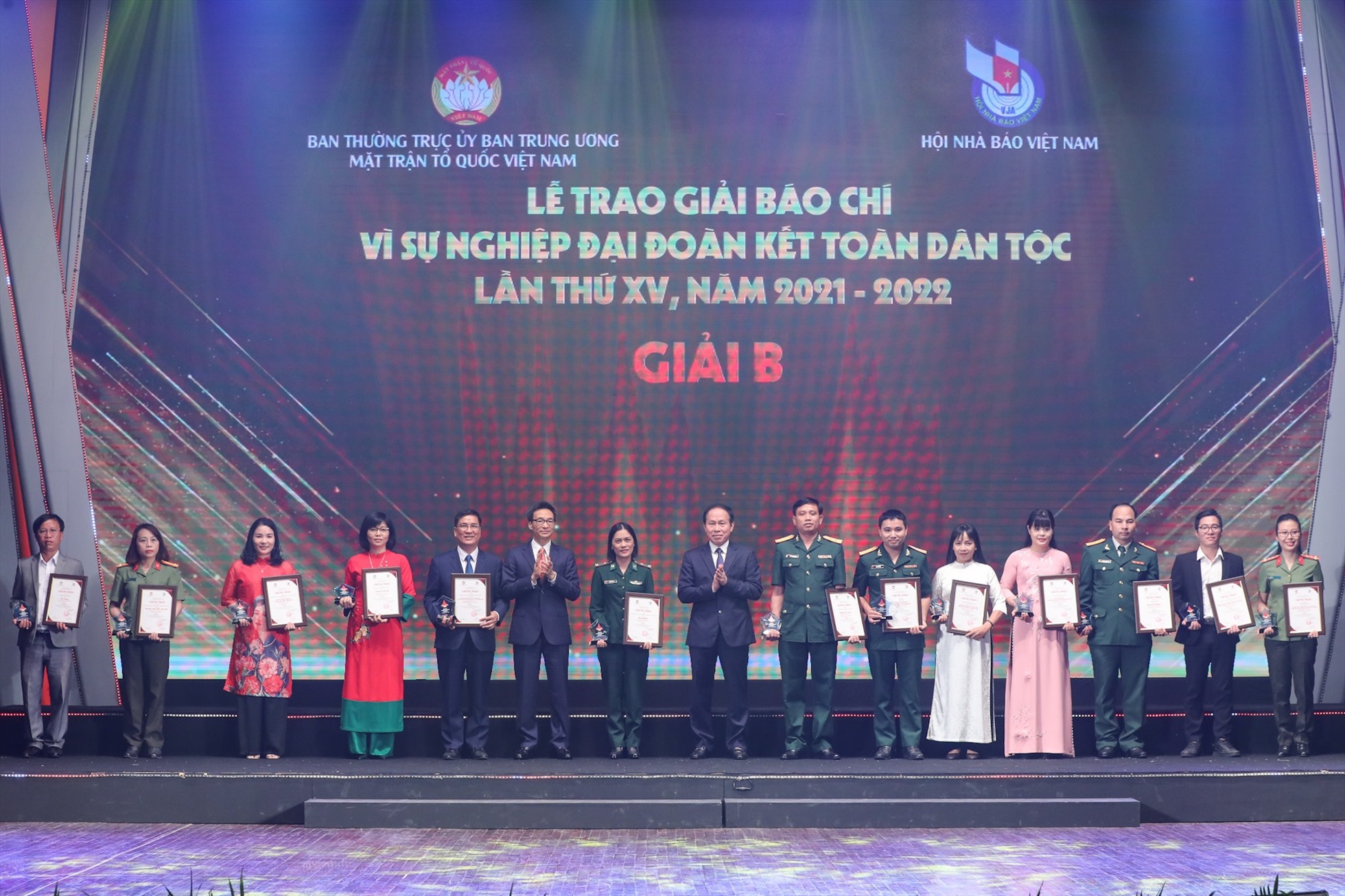 Phó Thủ tướng Vũ Đức Đam và Phó Chủ tịch - Tổng Thư ký UBTƯ MTTQ Việt Nam Lê Tiến Châu trao giải cho các tác giả, nhóm tác giả đạt giải B.