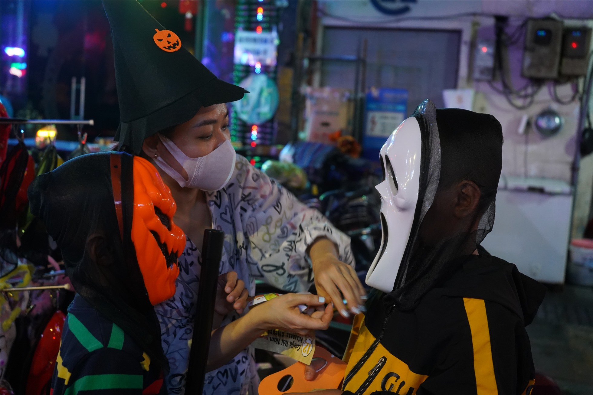 Không gian Halloween tràn ngập phố Tây Bùi Viện