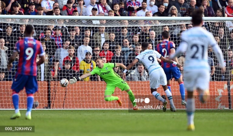 Aubameyang ghi bàn thắng ấn tượng vào lưới Crystal Palace.  Ảnh: AFP