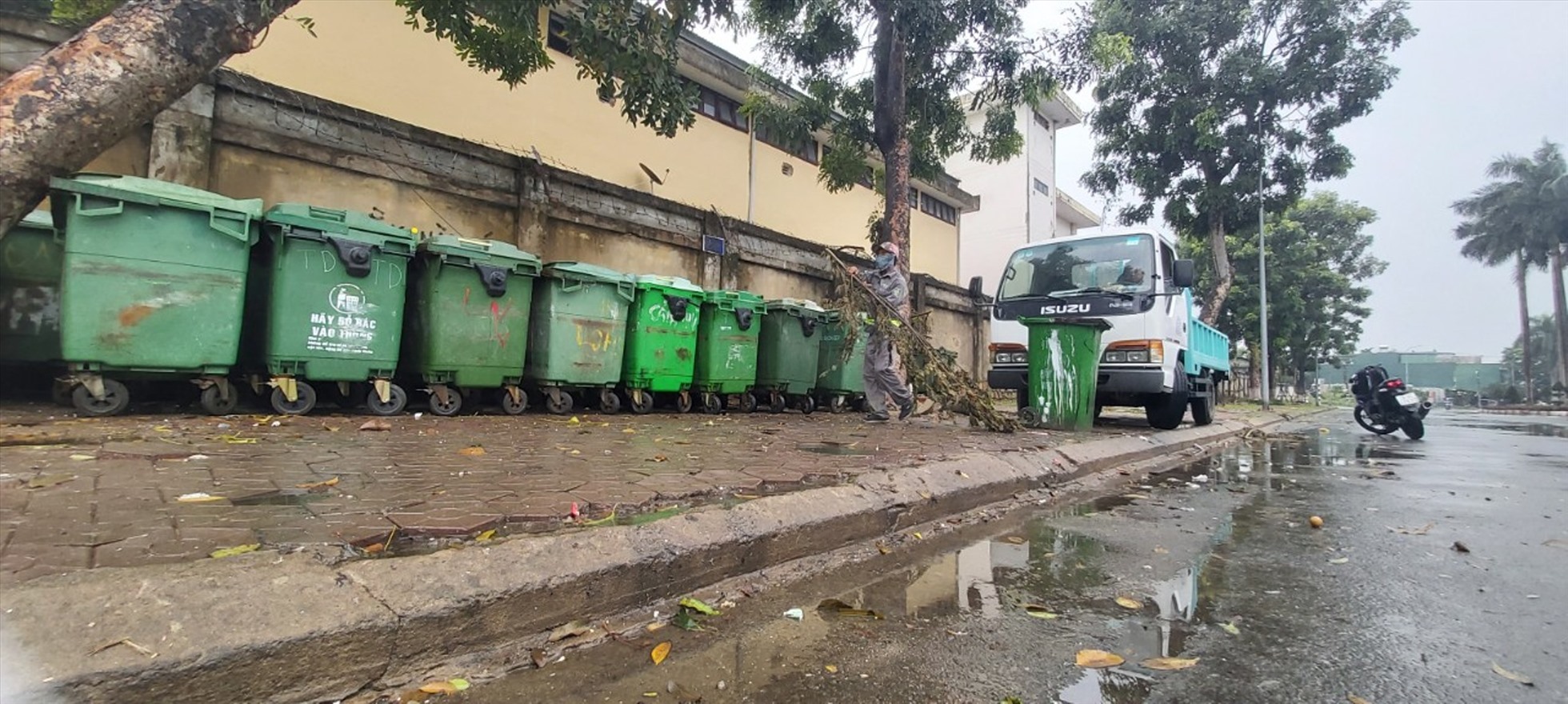 Chỉ vài giờ sau khi Báo Lao Động và các cơ quan báo chí khác phản ánh, chính quyền tỉnh Quảng Ngãi đã có chỉ đạo “nóng“, xử lý ngay tình trạng để rác thải ùn ứ khắp nơi vì không được thu gom.