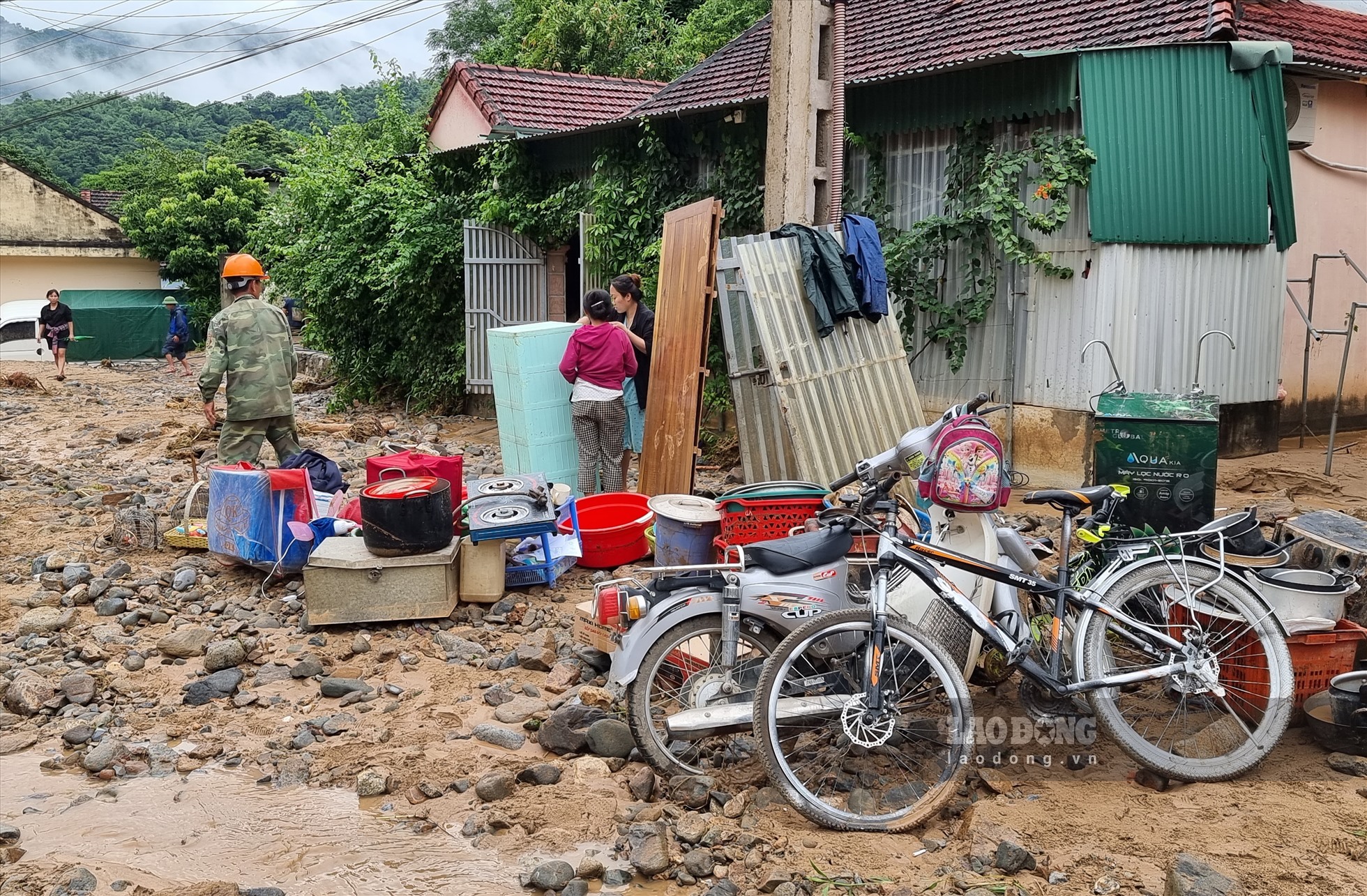 Nhiều đồ đạc còn sót lại sau trận lũ kinh hoang.