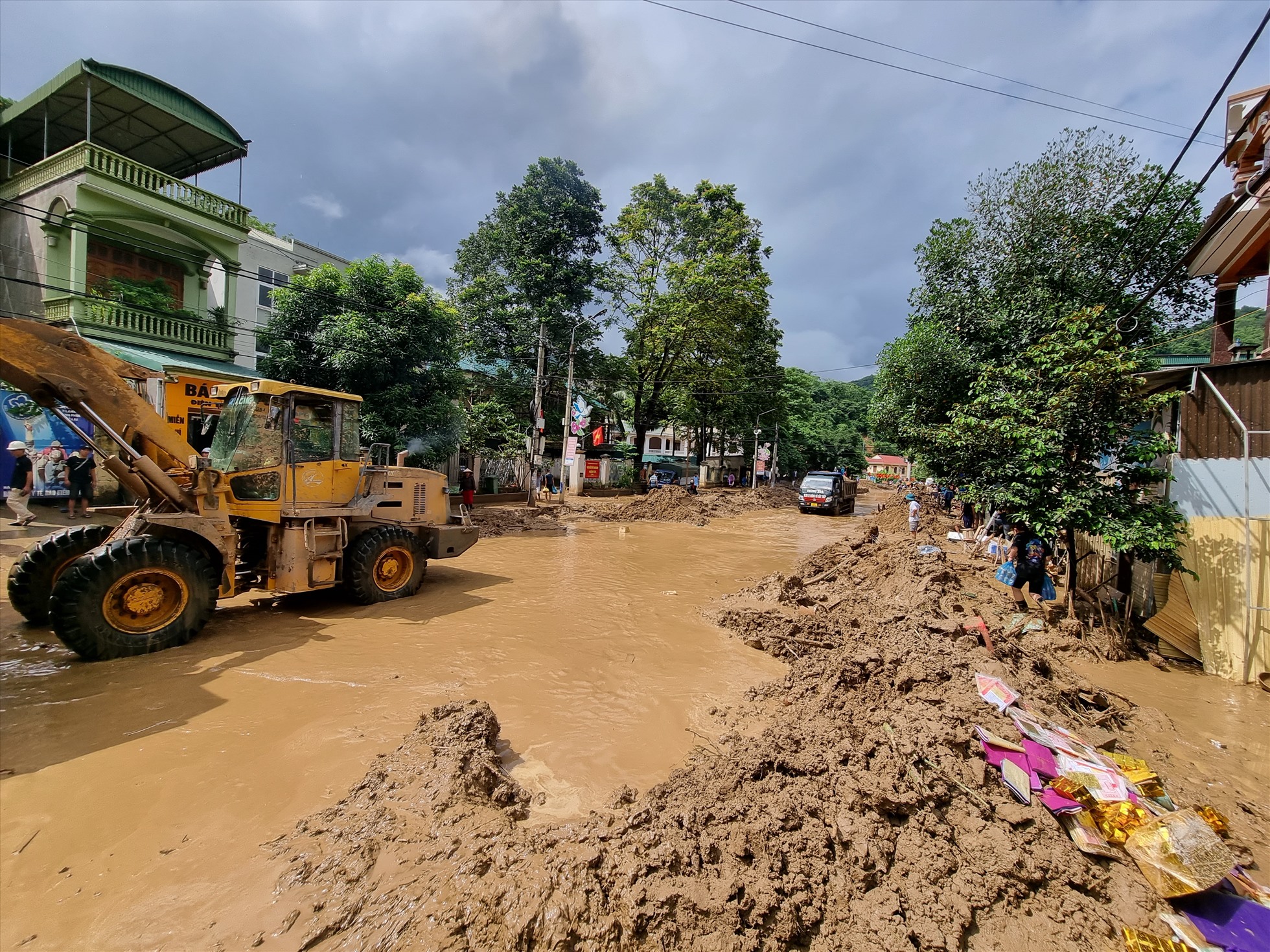 Quốc lộ 7 đi qua thị trấn Mường Xén, huyện Kỳ Sơn đã biến thành dòng sông bùn, rác, địa phương huy động các phương tiện cơ giới làm thông tầm để giải phóng mặt đường.