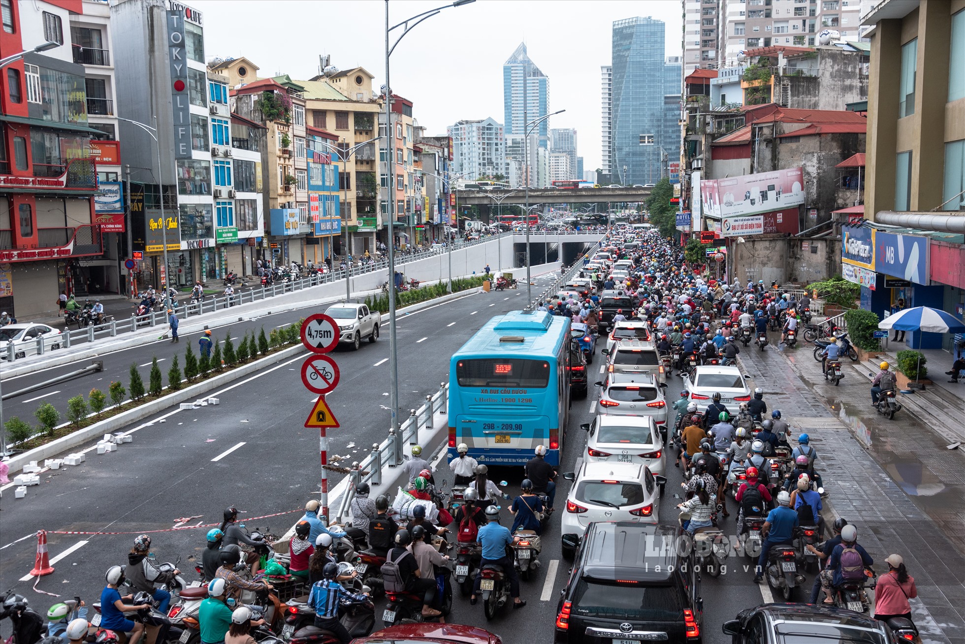 Với tổng mức đầu tư gần 700 tỷ đồng, dự án góp phần giải quyết xung đột giao thông tại nút giao Lê Văn Lương - Khuất Duy Tiến - Tố Hữu, từng bước hoàn chỉnh hệ thống hạ tầng giao thông Thủ đô.