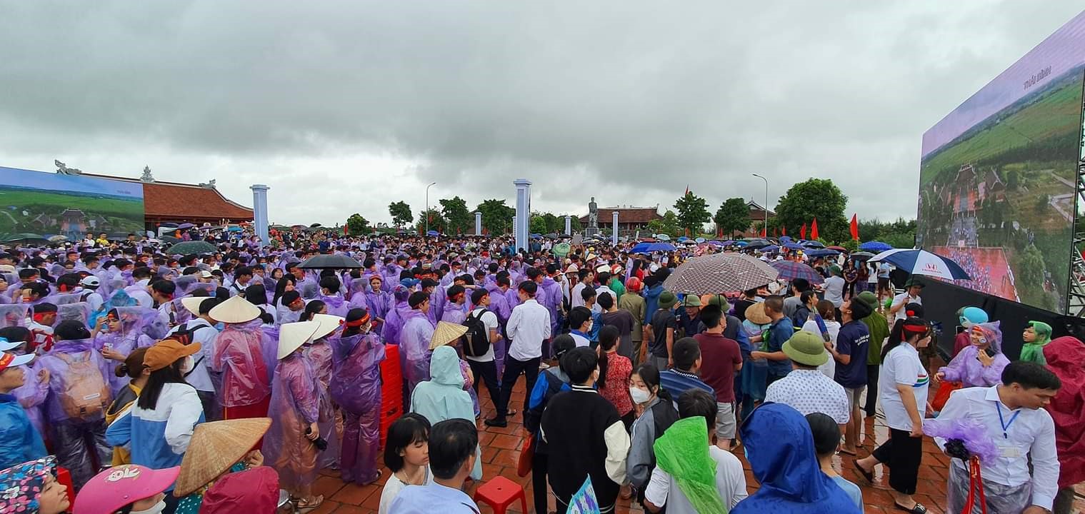 Hàng ngàn người tại điểm cầu Thái Bình không quản mưa gió cổ vũ cho Đặng Lê Nguyên Vũ. Ảnh: L.V.H