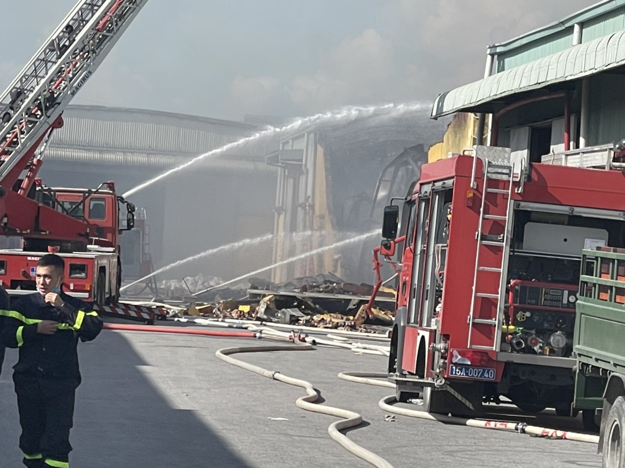 Lực lượng phòng cháy chữa cháy khẩn trương thực hiện nhiệm vụ, đến khoảng 13 giờ chiều đám cháy đã được xử lý hoàn toàn. Ảnh: CTV.
