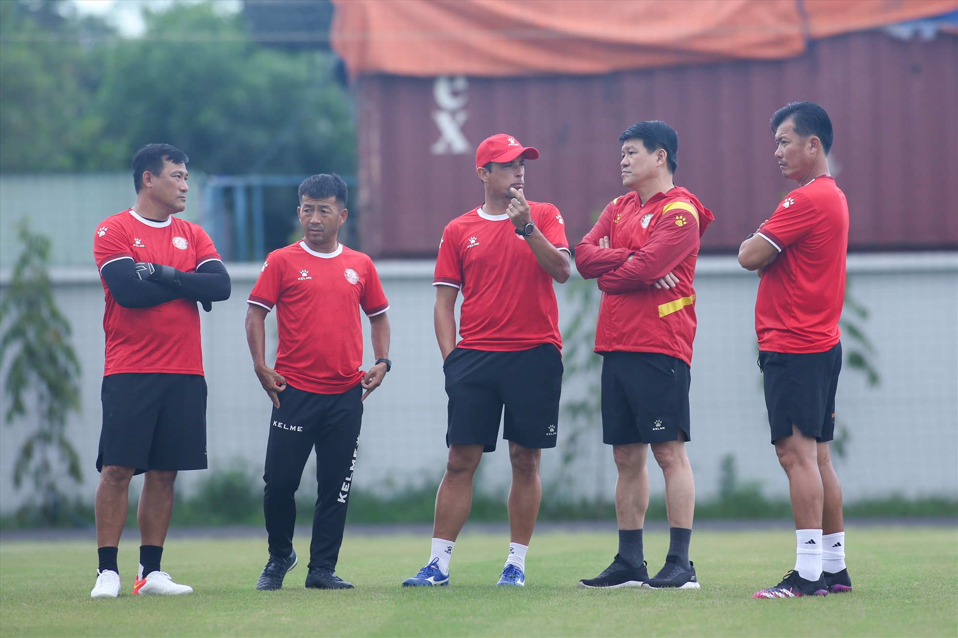 Huấn luyện viên Vũ Tiến Thành cùng ban huấn luyện mới của TPHCM. Ảnh: Thanh Vũ