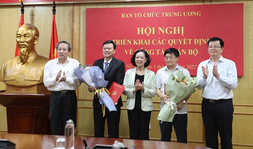 Trưởng Ban Tổ chức Trung ương Trương Thị Mai và các lãnh đạo Ban Tổ chức Trung ương chúc mừng các nhân sự được điều động, bổ nhiệm đợt này.