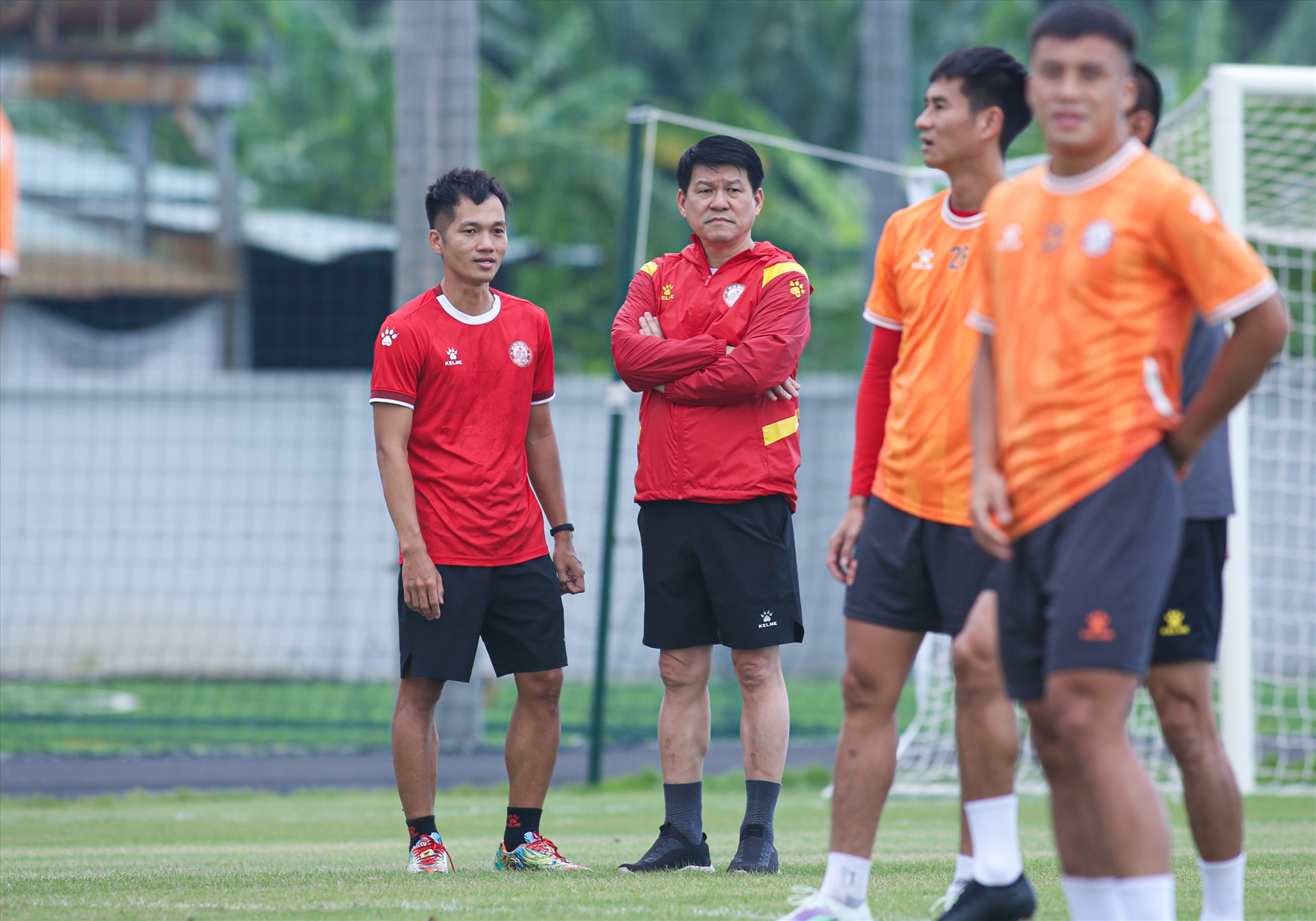Huấn luyện viên Vũ Tiến Thành trong buổi tập đầu tiên cùng câu lạc bộ TPHCM. Ảnh: Thanh Vũ