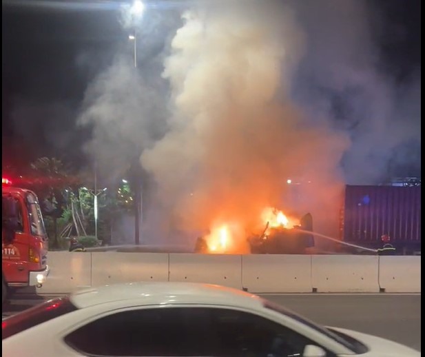 Lực lượng chức năng dập lửa vụ cháy cabin container.
