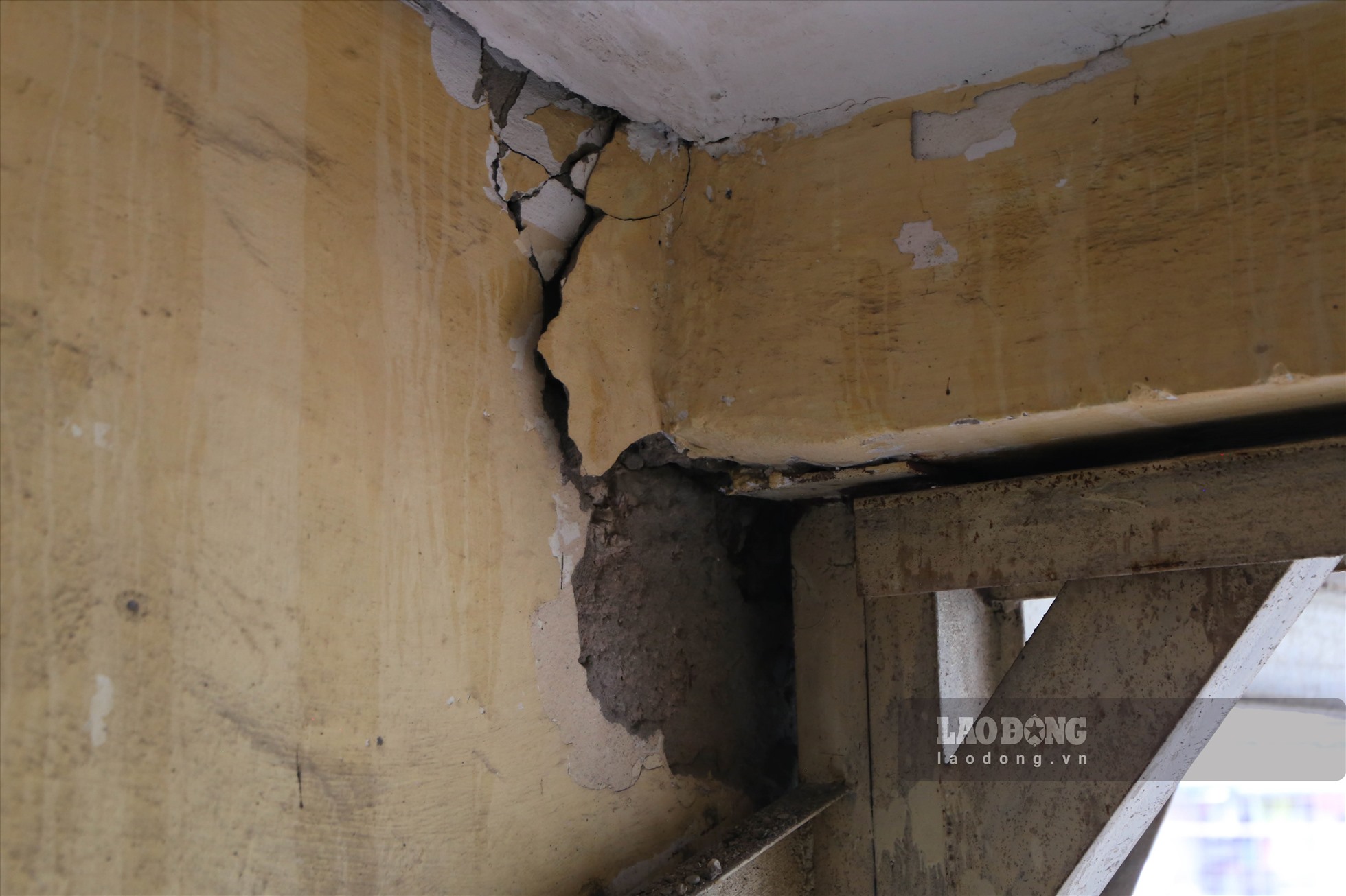 Tại các vách cầu thang và tường xuất hiện nhiều vết nứt gãy, nghiêm trọng nhất khoảng 10 cm.