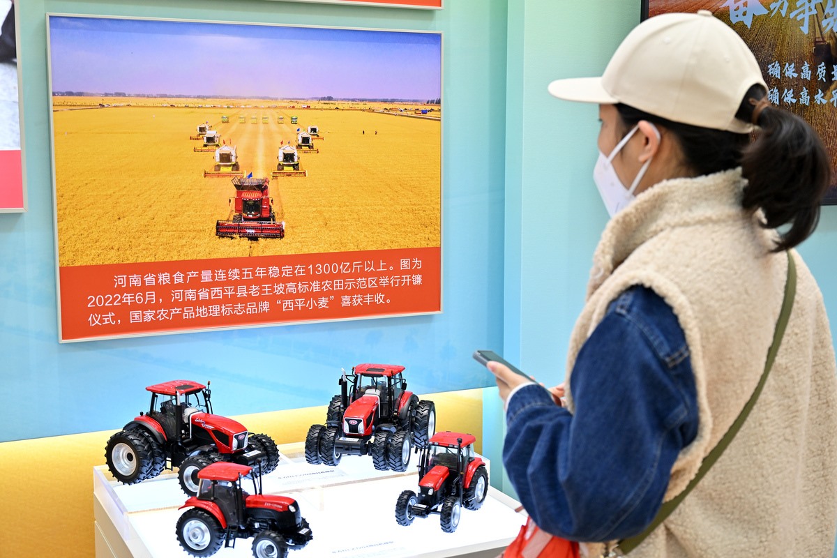 Một du khách xem mô hình đất nông nghiệp tiêu chuẩn cao tại trung tâm triển lãm ở Bắc Kinh, ngày 8.10.2022. Ảnh: Tân Hoa xã