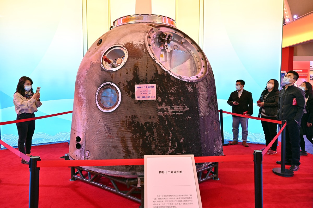 Module tái nhập khí quyển Thần Châu 12 được trưng bày tại trung tâm triển lãm ở Bắc Kinh, ngày 8.10.2022. Ảnh: Tân Hoa xã