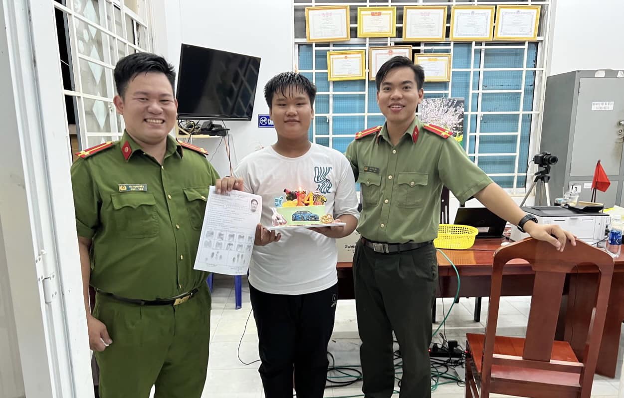Công dân đến làm CCCD bất ngờ được các chiến sĩ công an tặng bánh kem nhân ngày sinh nhật. Ảnh: CTV