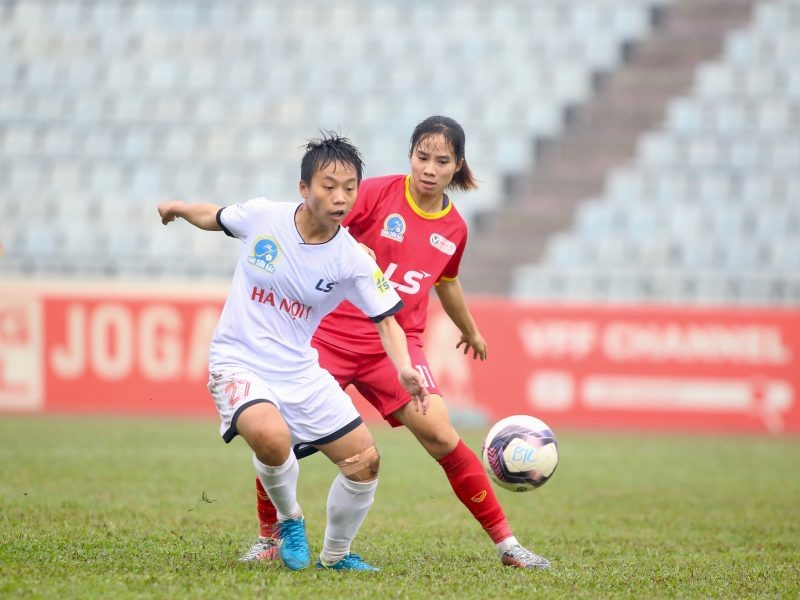Hà Nội I rơi vào thế bất lợi trong cuộc đua vô địch với đội nữ TPHCM I tại Giải nữ vô địch quốc gia - Cúp Thái Sơn Bắc 2022. Ảnh: VFF