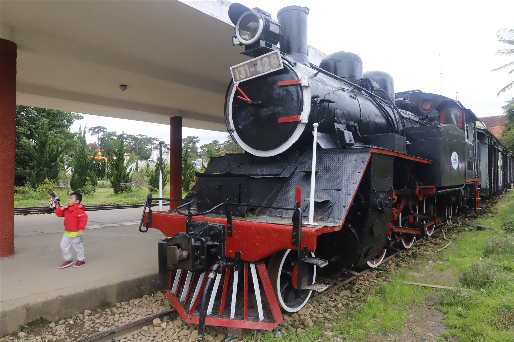 Đầu máy xe lửa phục dựng tại ga Đà Lạt hiện nay.
