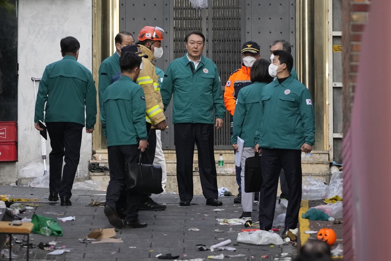 Sáng 30.10, Tổng thống Hàn Quốc Yoon Suk-yeol (giữa) thị sát hiện trường vụ giẫm đạp xảy ra vào tối 29.10. Ảnh: AP