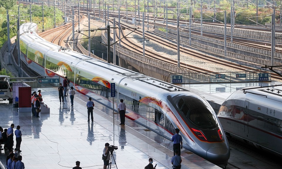 Tàu cao tốc chạy tuyến Bắc Kinh - Vũ Hán hôm 20.6.2022 với tốc độ 350km/h. Ảnh: Hoàn cầu Thời báo