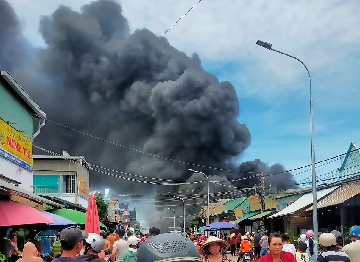 Vụ cháy khiến nhiều người ở khu vực xung quanh bị một phen hoảng sợ.