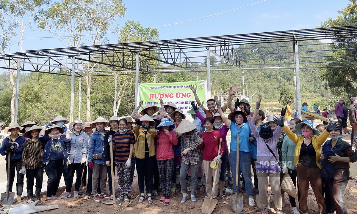 Dù mới được Huyện ủy Nậm Pồ phát động từ hơn 1 tháng trước, nhưng phong trào “Ngày cuối tuần tình nguyện” có một sức hút kỳ lạ và đã nhận được sự hưởng ứng nhiệt tình của mọi tầng lớp nhân dân trong huyện.
