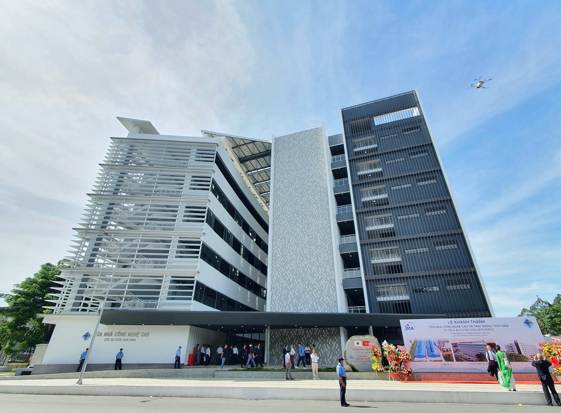 Toàn cảnh Tòa nhà Công nghệ cao thuộc dự án “Nâng cấp Trường Đại học Cần Thơ”.