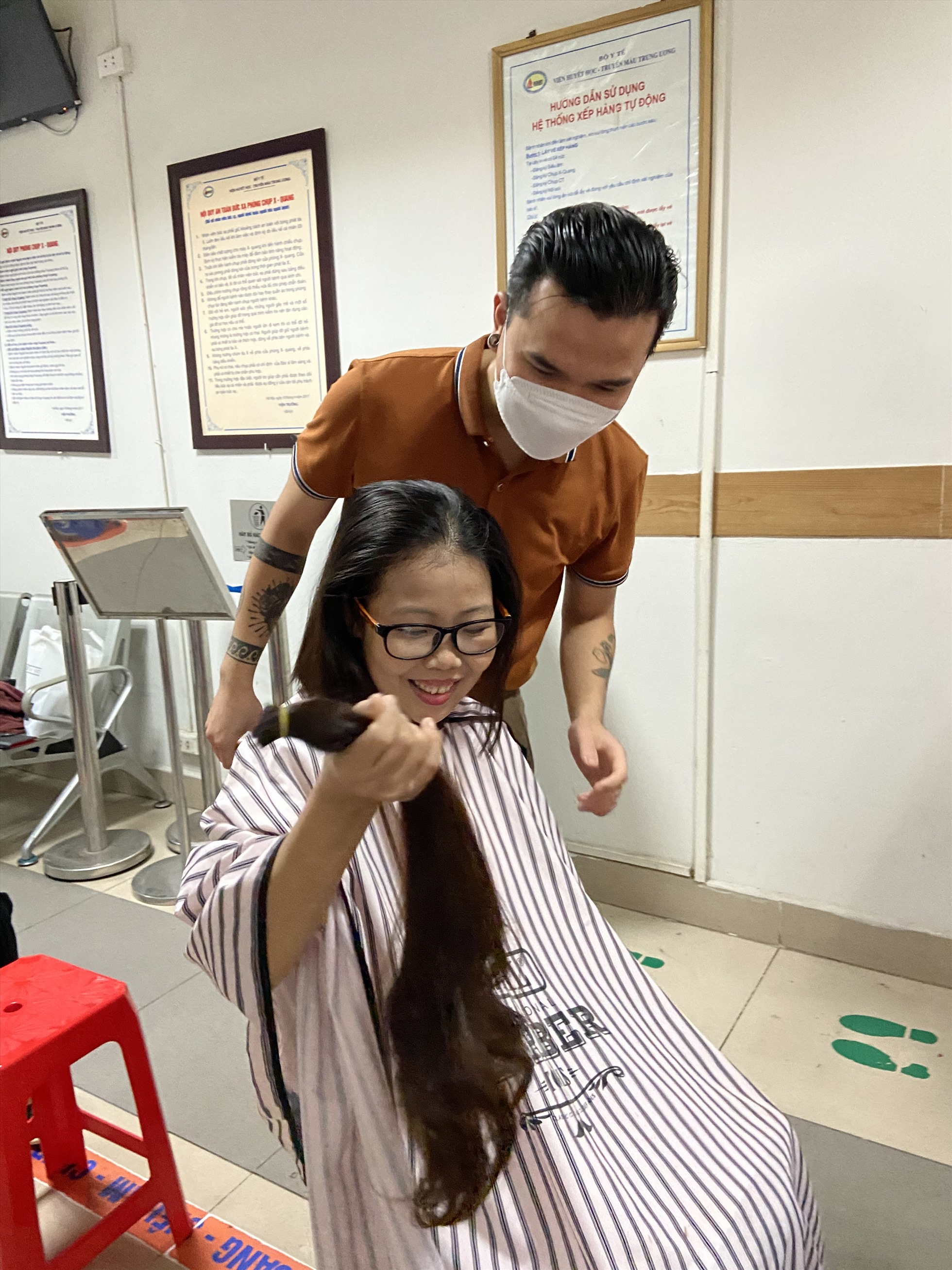 Chị Phạm Thị Thoan (38 tuổi, Hoài Đức) hiến tặng hơn 60cm tóc. Ảnh: Mai Hương