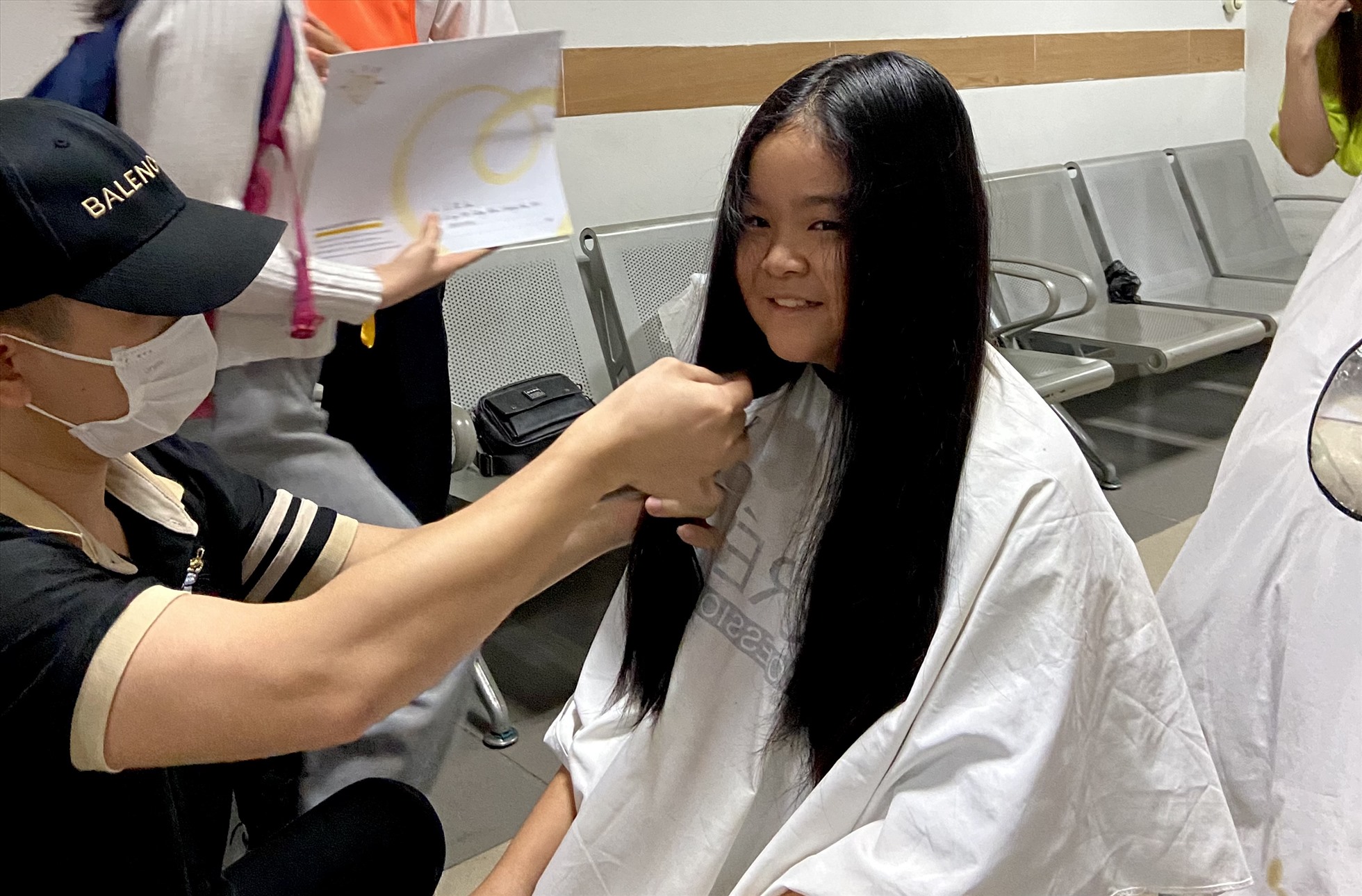 Linh Trang cùng bố đúng 6 giờ sáng xuất phát từ Bắc Giang để kịp giờ hiến tóc. Ảnh: Mai Hương