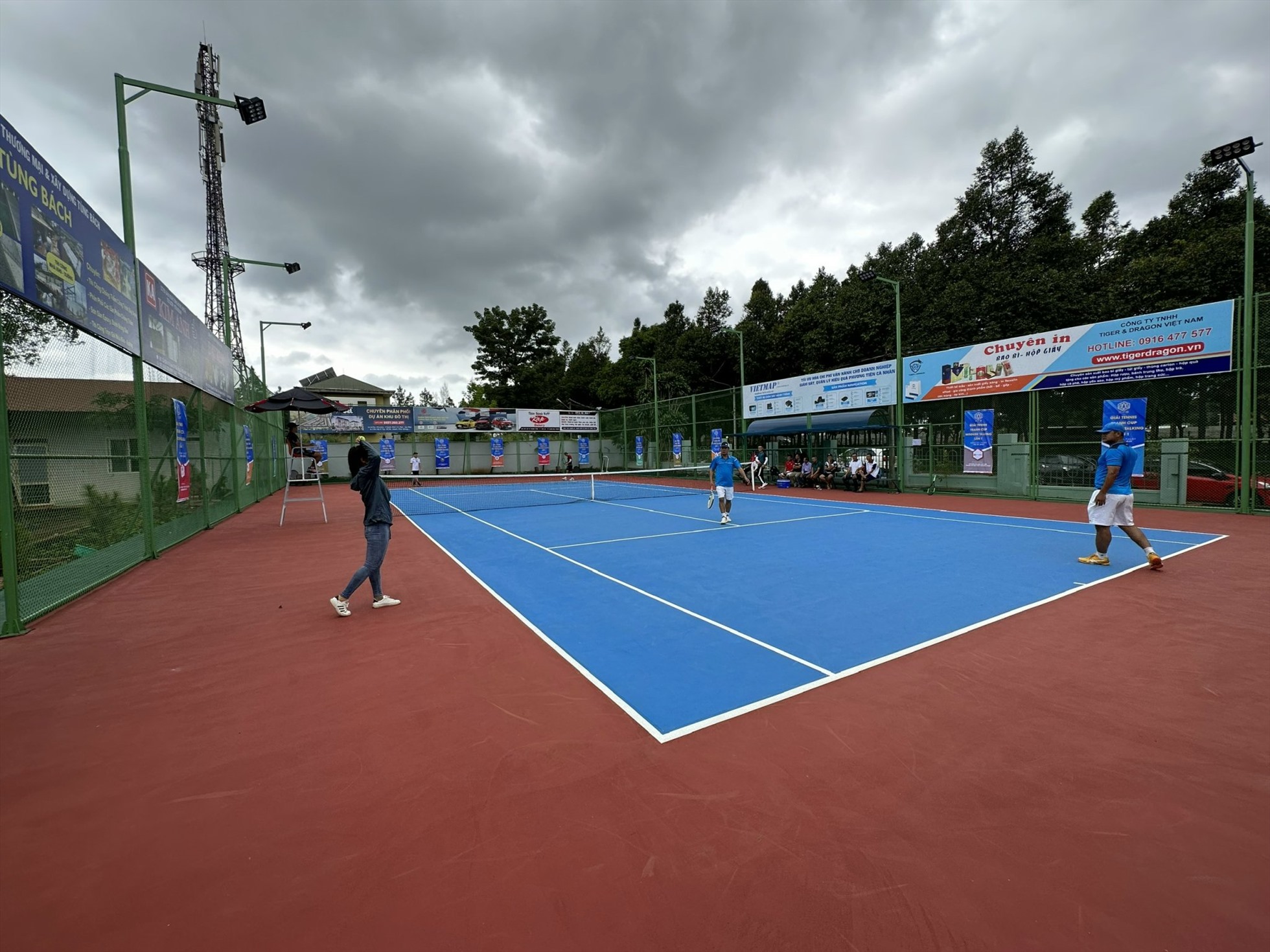 Sân tennis với không gian thoáng đãng, cơ sở vật chất hiện đại phục vụ đoàn viên, người lao động. Ảnh: B.T