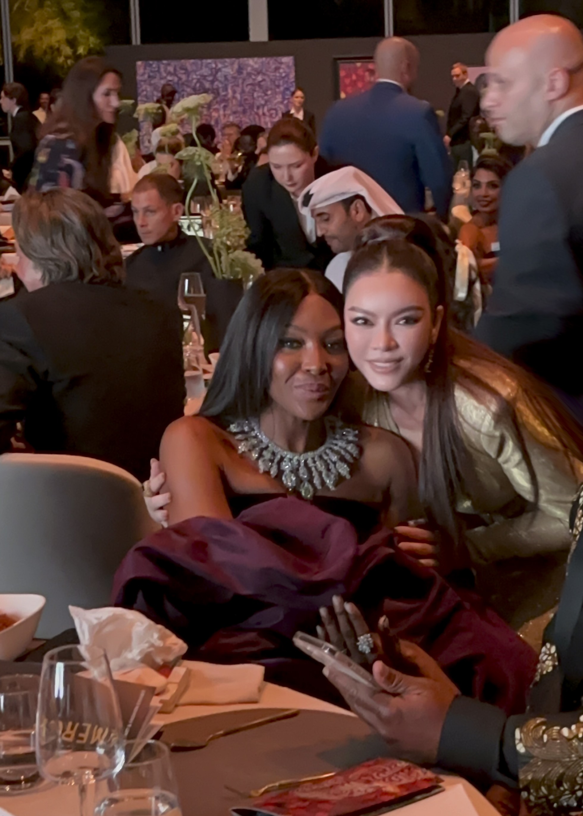 Đặc biệt là màn hội ngộ với Naomi Campbell. Siêu mẫu thế kỷ có tình cảm đặc biệt trân quý dành cho cô bạn Lý Nhã Kỳ. Cả hai gặp nhau hàn huyên, ôm hôn, tay trong tay chia sẻ sau 3 năm bị gián đoạn vì COVID-19. Naomi Campbell tiết lộ rất vui gặp lại nhau ở đây, thấy rất nhớ và hỏi han nhau. Ảnh: NSCC.
