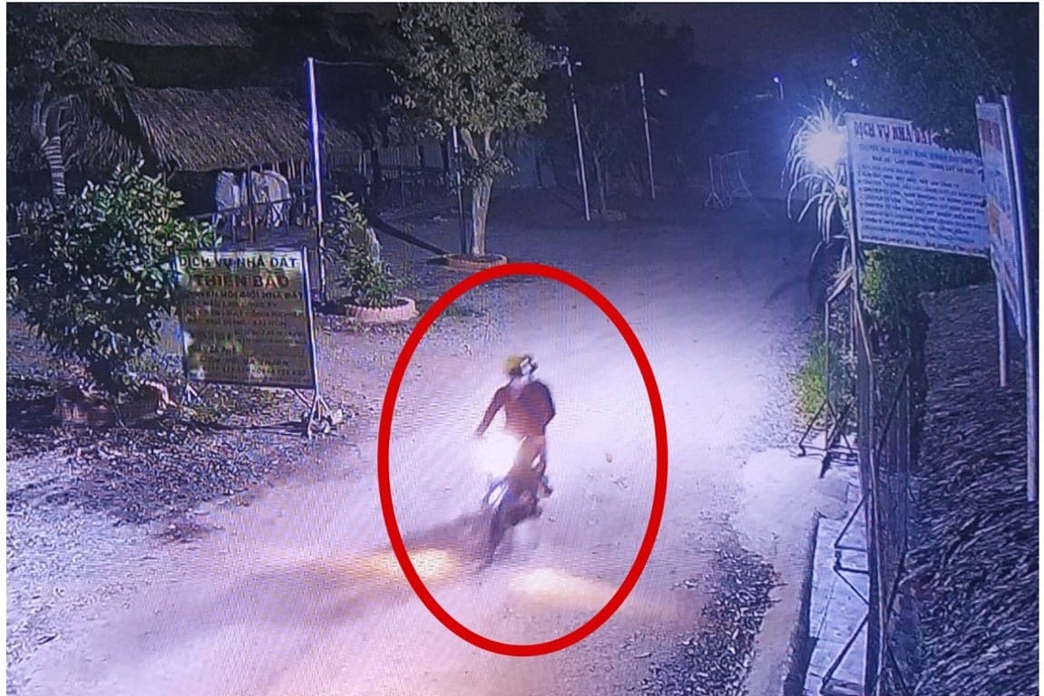 Đối tượng lấy trộm xe máy được camera ghi lại.