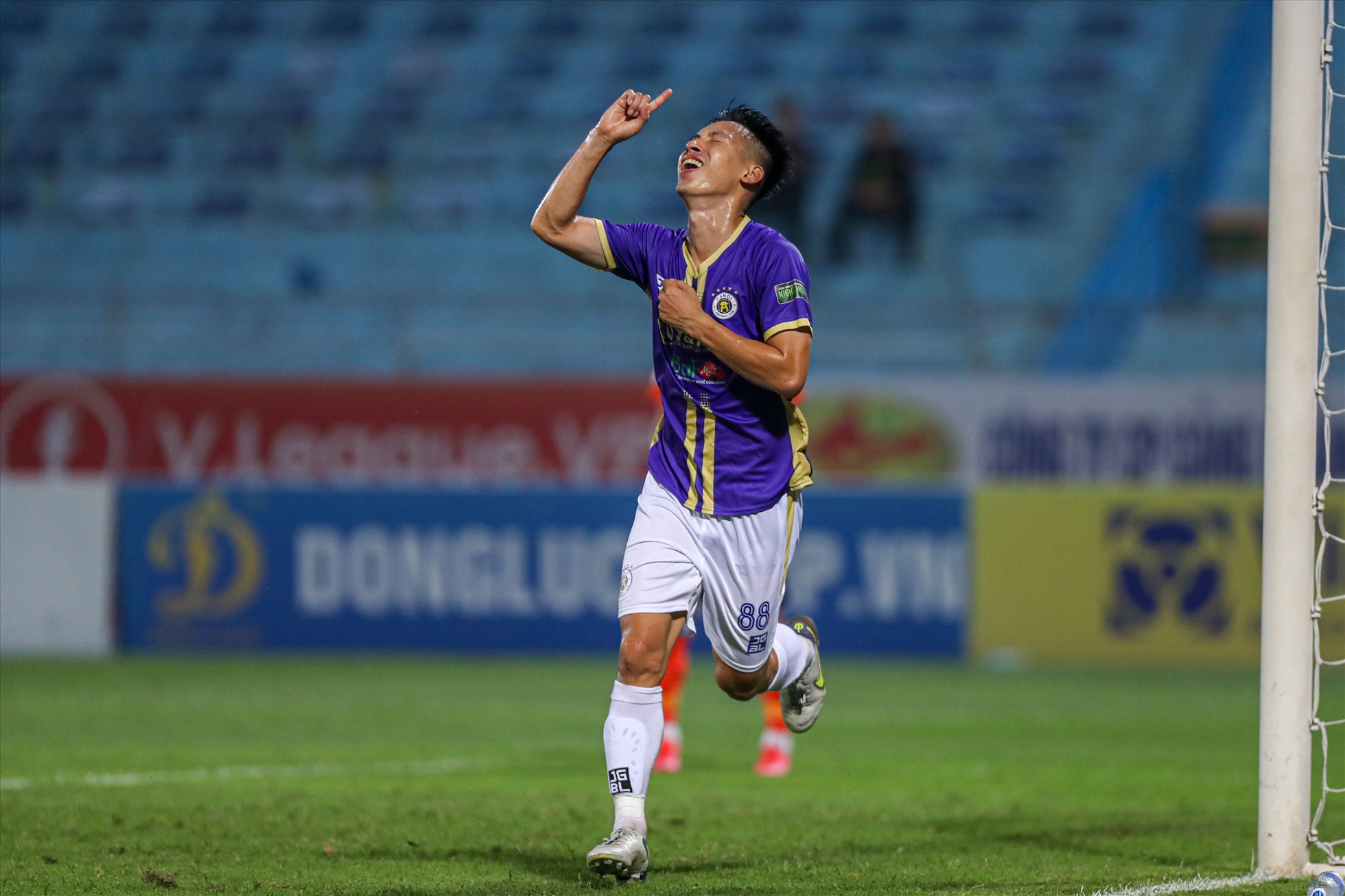 Phút 72, tiền vệ Đỗ Hùng Dũng thoát xuống lốc bóng qua đầu thủ thành Phan Văn Biểu nhân đôi cách biệt cho câu lạc bộ Hà Nội.