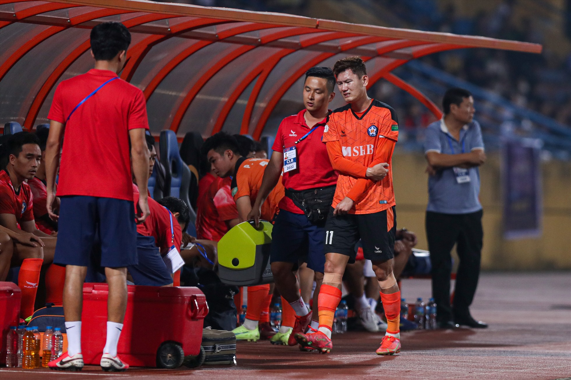 Giữa hiệp 1, đội bóng sông Hàn còn gặp tổn thất lớn khi tiền vệ trụ cột Phan Văn Long chấn thương rời sân.