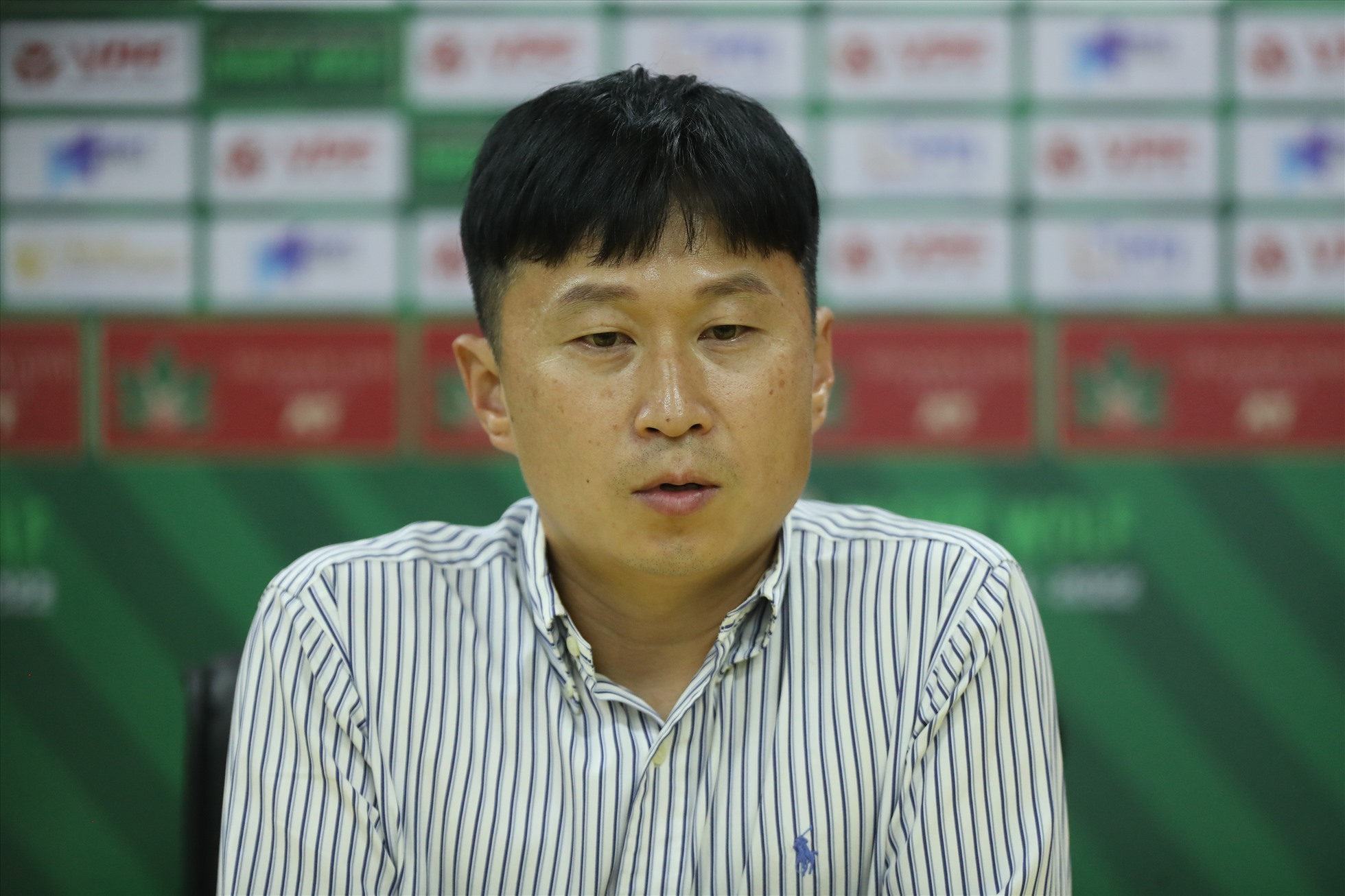 Huấn luyện viên Chun Jae-ho vui mừng sau khi có 3 điểm trước Đà Nẵng để đòi lại ngôi đầu từ Hải Phòng. Ảnh: Minh Dân