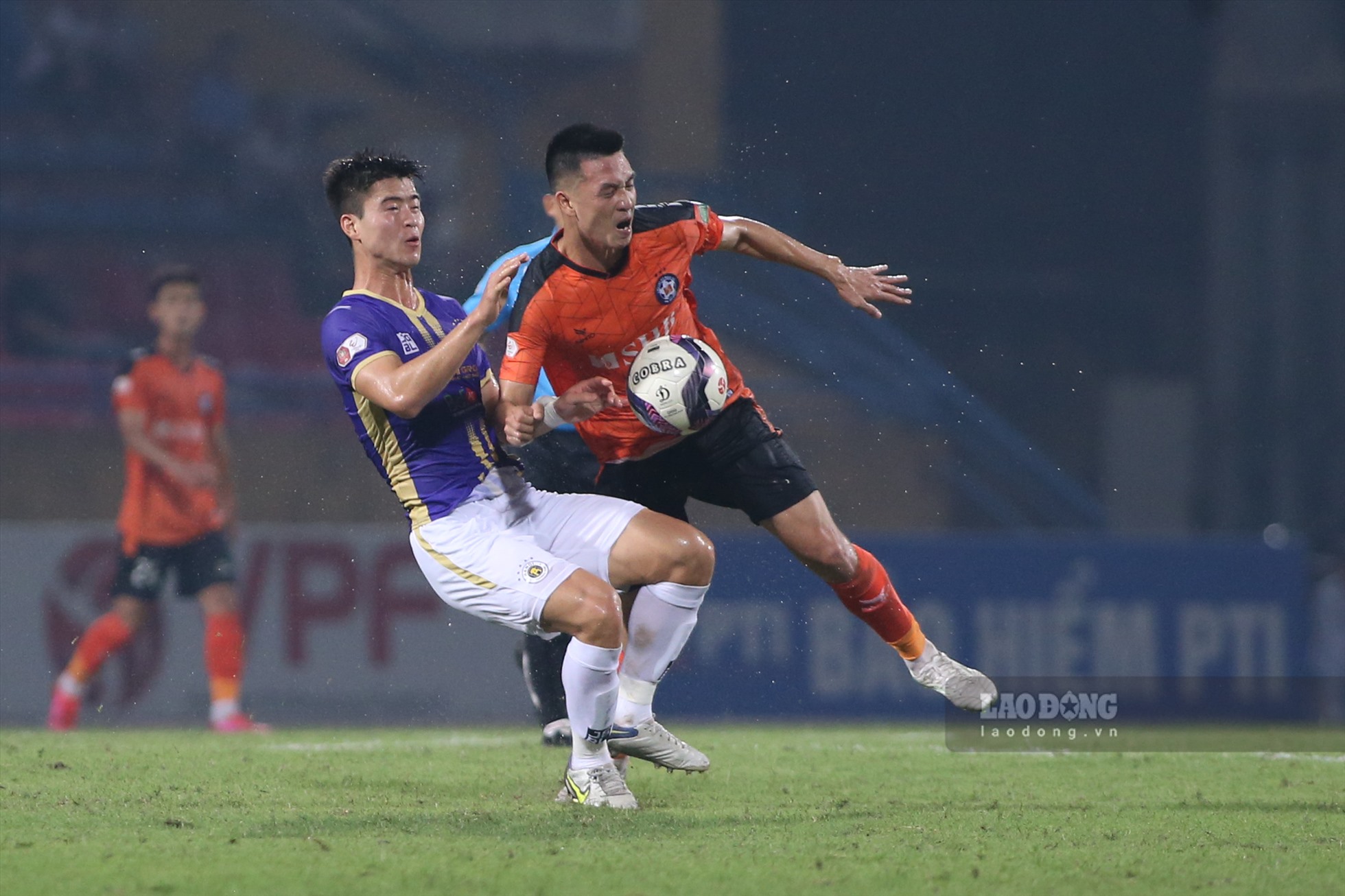 Bước vào hiệp 3, Hà Nội FC chơi khá chủ động và tạo ra nhiều cơ hội về phía khung thành của thủ môn Văn Biểu.