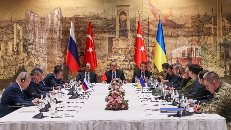 Phái đoàn Nga - Ukraina đàm phán tại Istanbul, Thổ Nhĩ Kỳ, tháng 3.2022. Ảnh: AFP