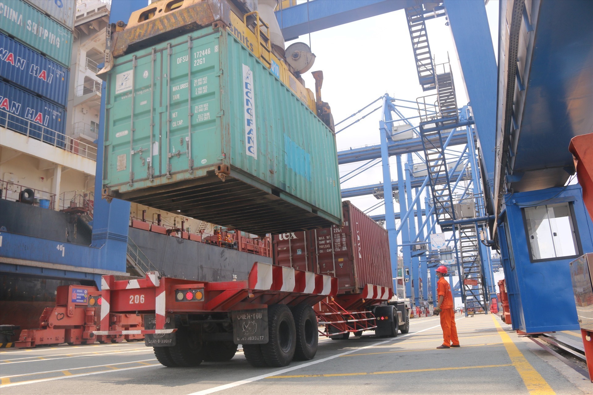 Bốc dỡ hàng hóa xuất nhập khẩu tại Cảng Tân Cảng - Cát Lái (TPHCM). Ảnh: Anh Tú