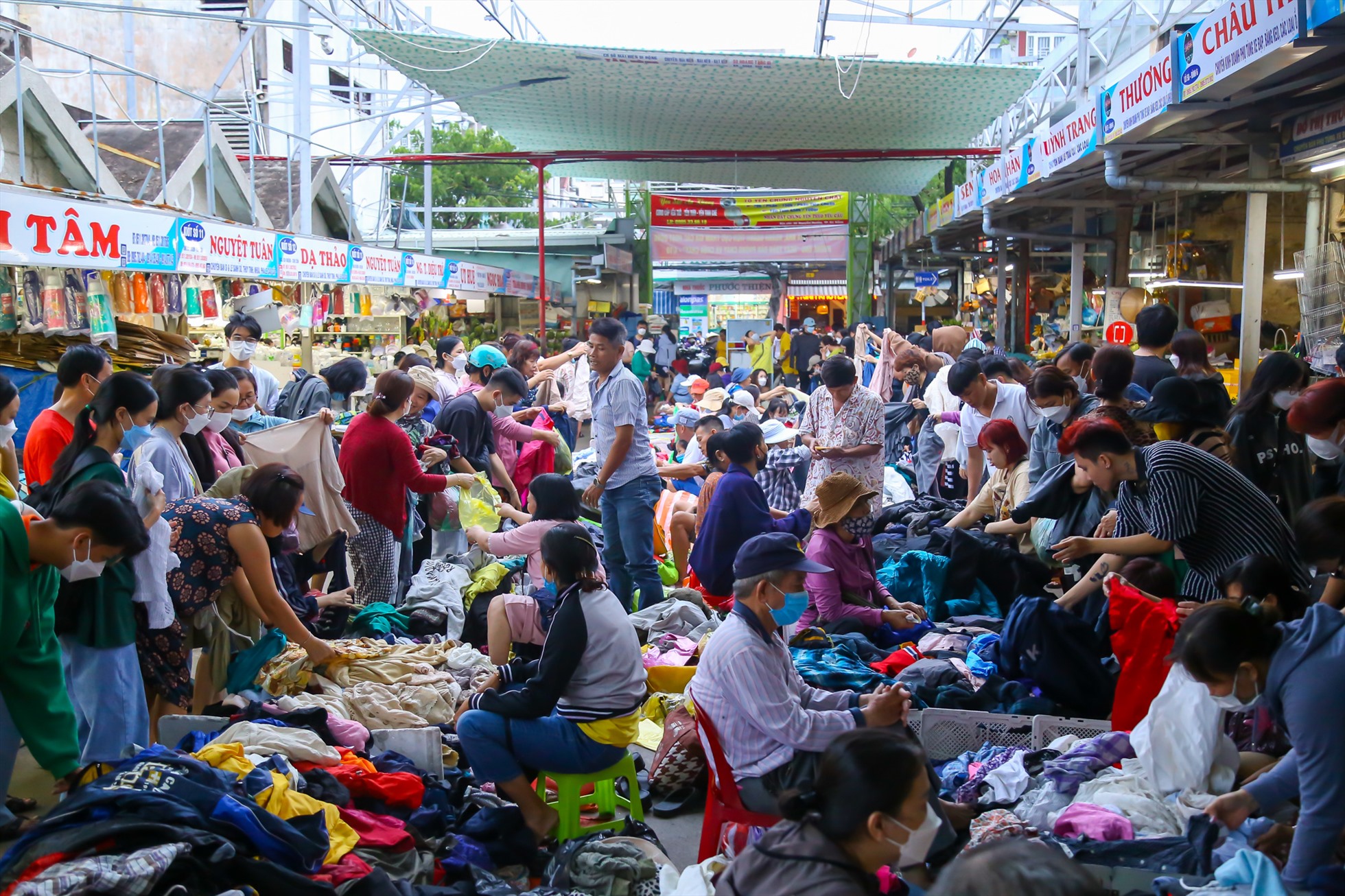 Phiên chợ đồ bành diễn ra vào 16h-19h hàng ngày tại khu vực cổng chợ Cồn (đường Ông Ích Khiêm, quận Hải Châu). Nơi đây bày bán nhiều sản phẩm đồ cũ, tồn kho hoặc đã qua sử dụng cho người mua thoải mái lựa chọn.