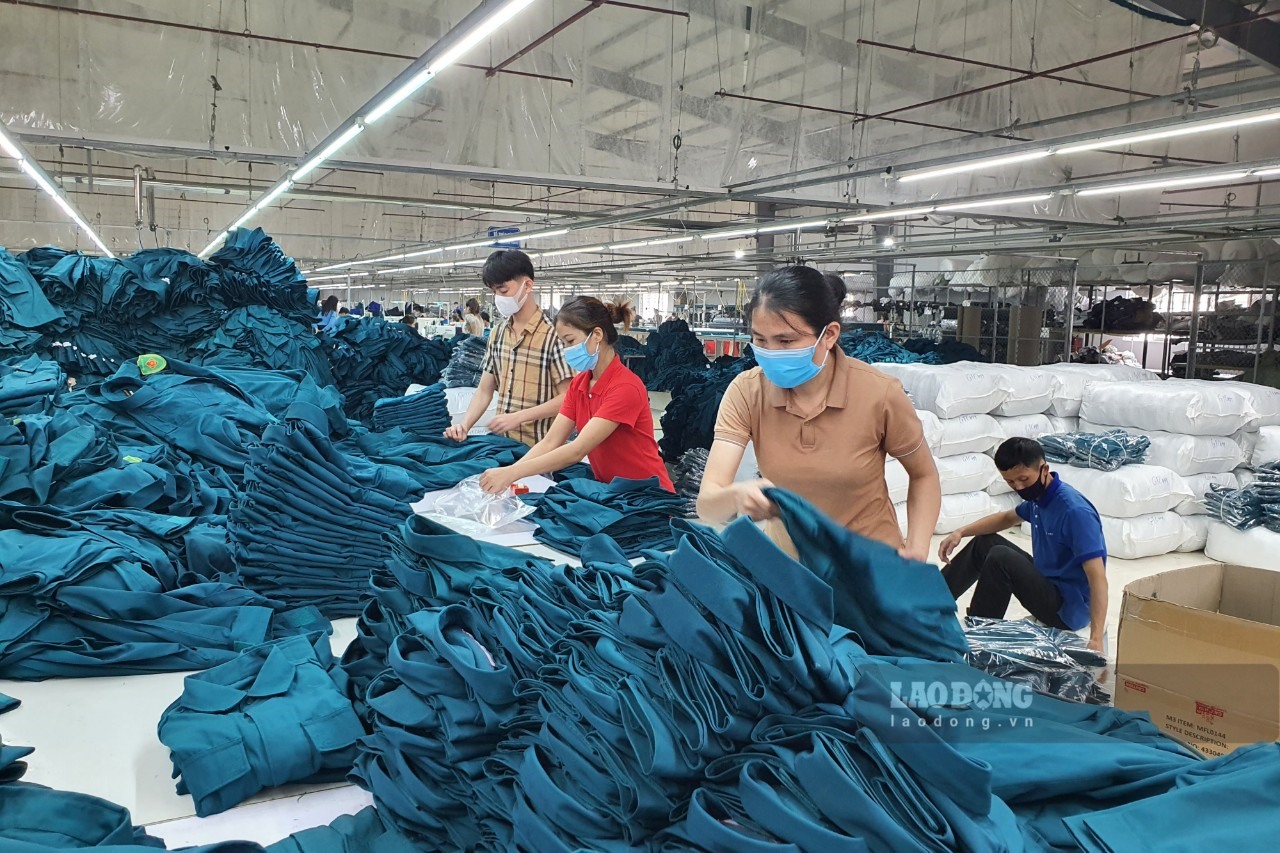 Nhiều người dân Phù Yên làm việc tại nhà máy may Phù yên có thu nhập ổn định, đời sống được đảm bảo nên rất gắn bó với công ty.