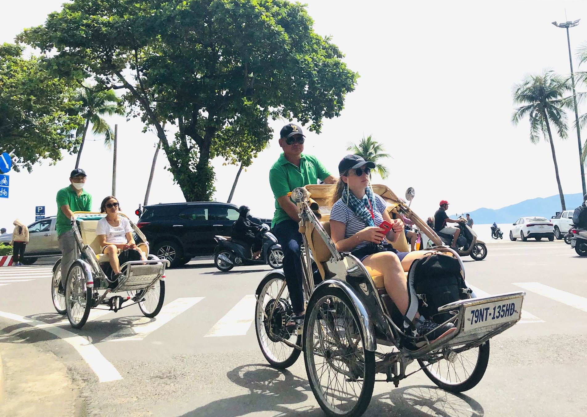 Du khách quốc tế đến bằng tàu biển khám phá Nha Trang, Khánh Hòa theo tour xích lô vào tháng 10.2022. Ảnh: P.Linh