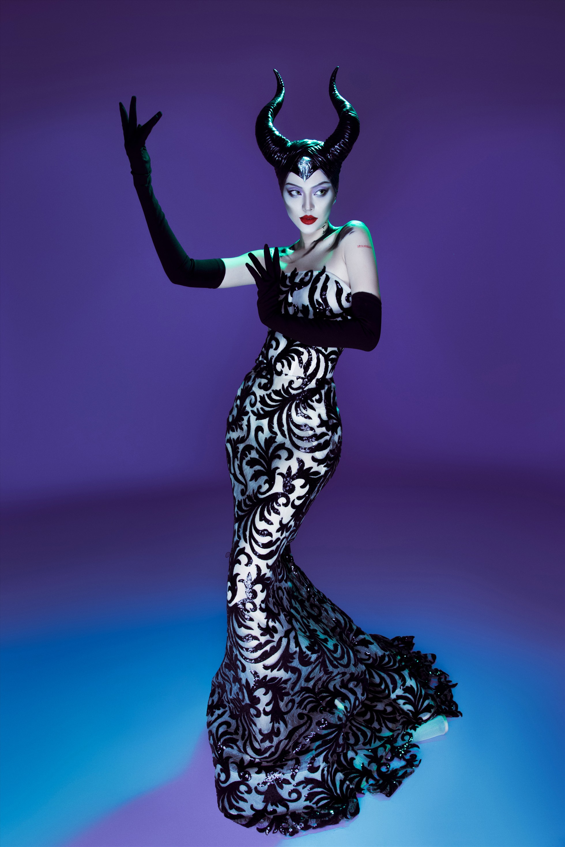 Nhân vật thứ 3 mà Tú Hảo “biến hình” cho dịp Halloween 2022 đó chính là Maleficent (Angelina Jolie thủ vai) - nhân vật chính trong bộ phim điện ảnh đình đám cùng tên.