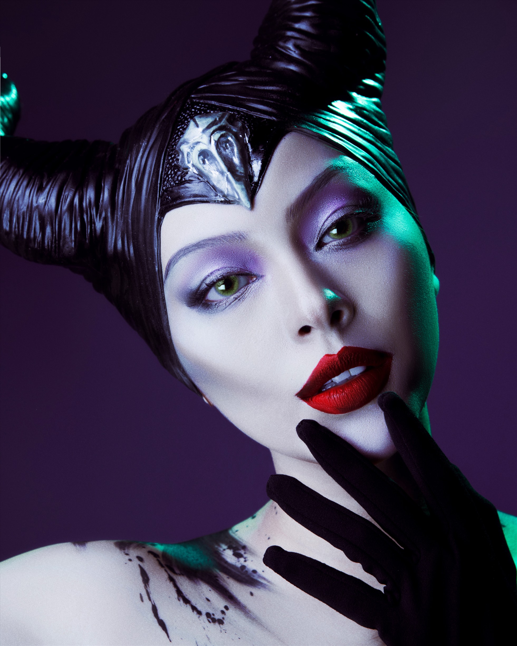Từ bộ trang phục bắt mắt đến bộ sừng uy nghi hoành tráng, cách make up chuẩn đến từng milimet, tất cả đã tạo nên một “ác nữ” Maleficent phiên bản Tú Hảo chẳng hề thua kém bản gốc.