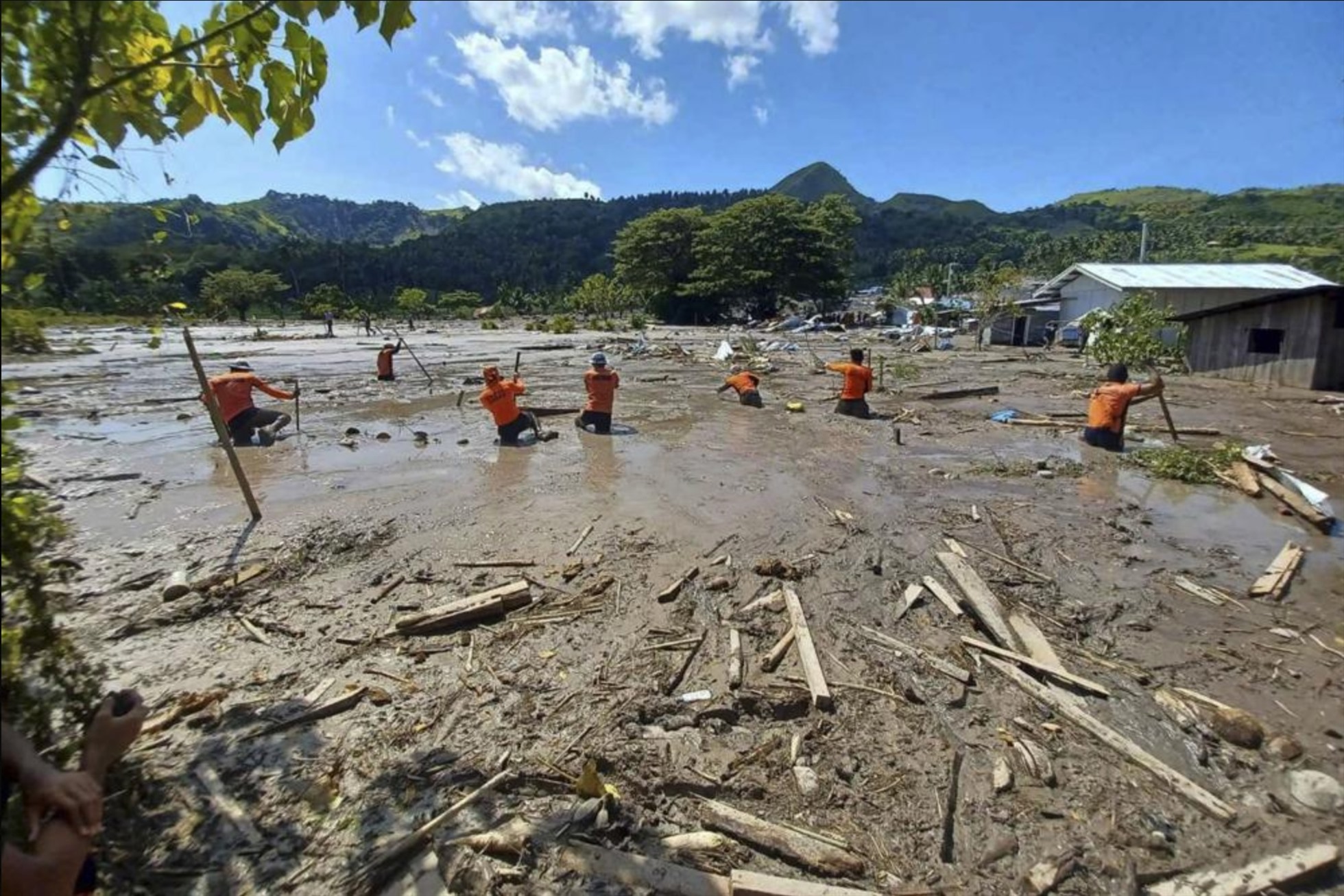Nơi tránh sóng thần của người dân làng Kusiong đã trở thành đầm lầy do một lượng nước và đất đá lớn sạt lở từ sườn núi. Ảnh: AP