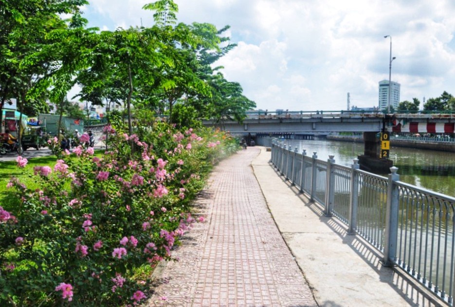 Những giàn hoa giấy trắng hồng đan xen nở rực bên bờ kênh Nhiêu Lộc - Thị Nghè.